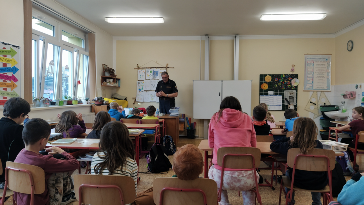 Přednáška o hasičích v bukovické škole